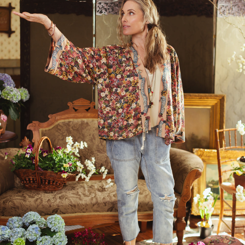
                  
                    Short kimono featuring a whimsical artist’s palette and over 50 layered flowers from antique seed catalogues, inspired by Claude Monet – Market of Stars.
                  
                