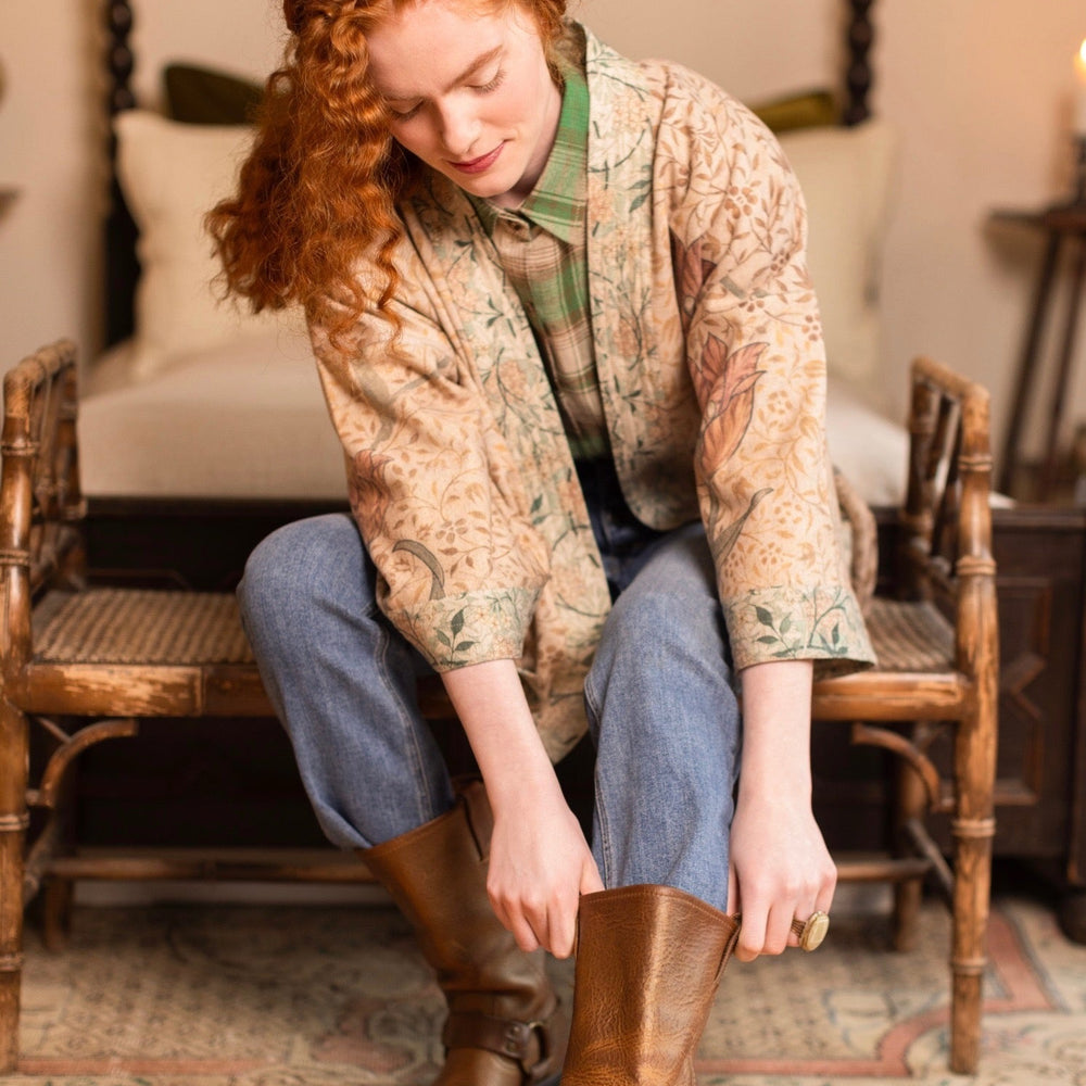 
                  
                    Model in cozy Folklore cottage cardigan featuring Bird-of-Peace embroidery and unfinished William Morris textile art in soft earthy tones – Market of Stars.
                  
                
